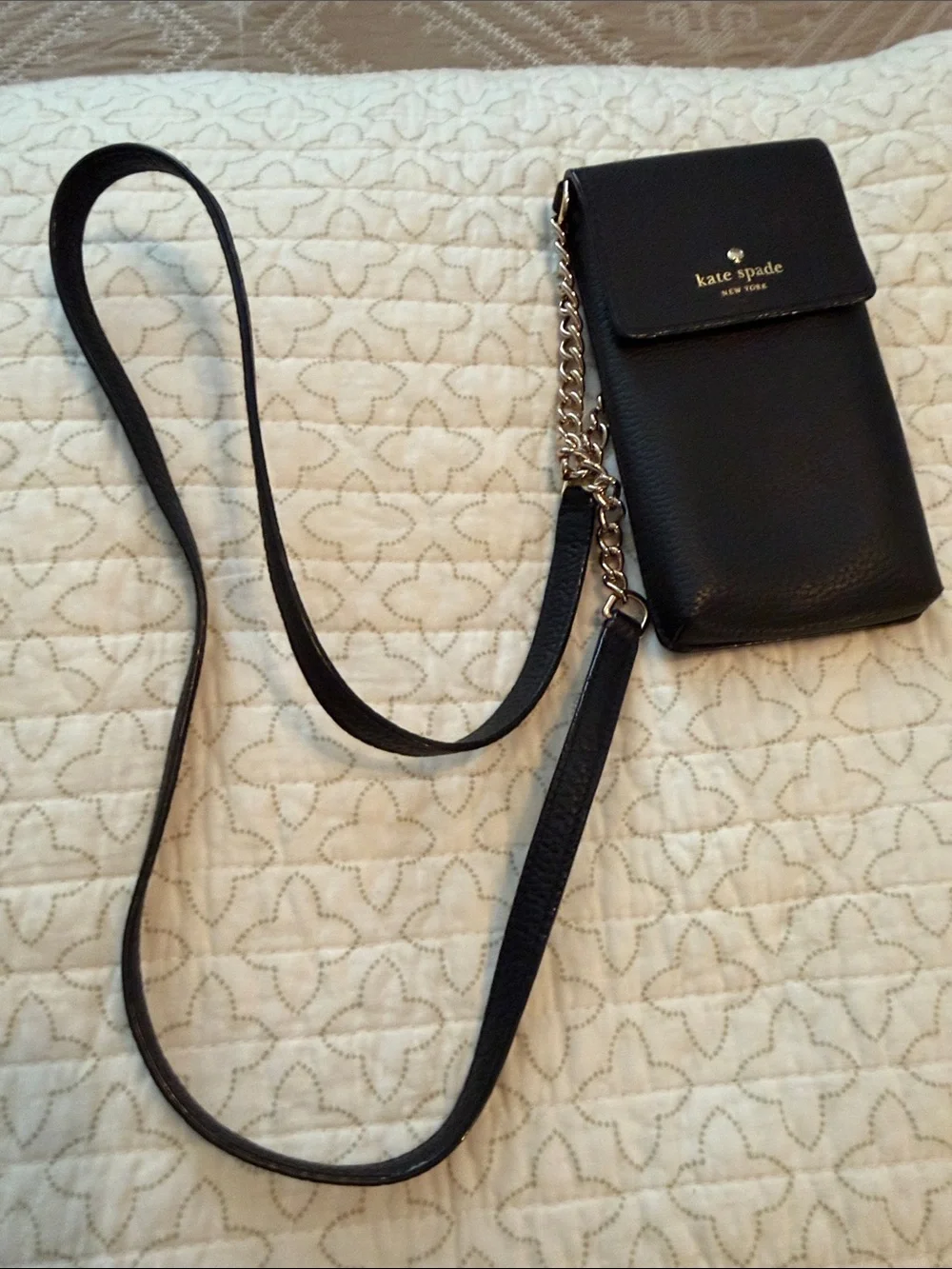 kate spade Black Pebbled Leather Crossbody Phone Pouch with Gold Chain EUC